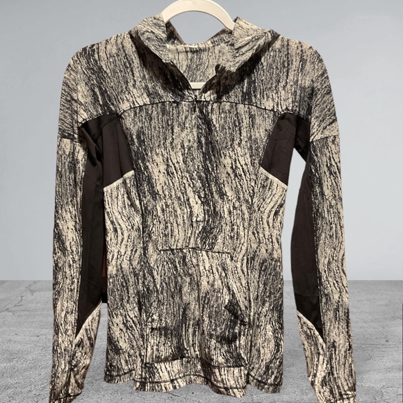 * * 🍋 Lululemon RunBeam Lightweight Pullover - Picture 1 of 8